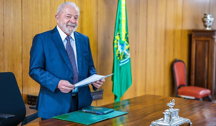 'Única coisa que eu não queria é que Bolsonaro me passasse a faixa', diz Lula