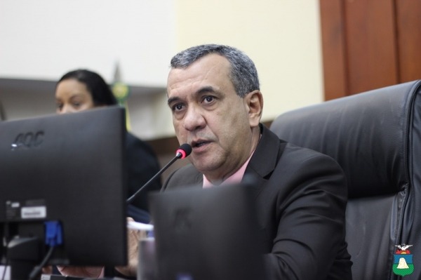 Vereador enfrenta resistência de suplente para reassumir comando de secretaria