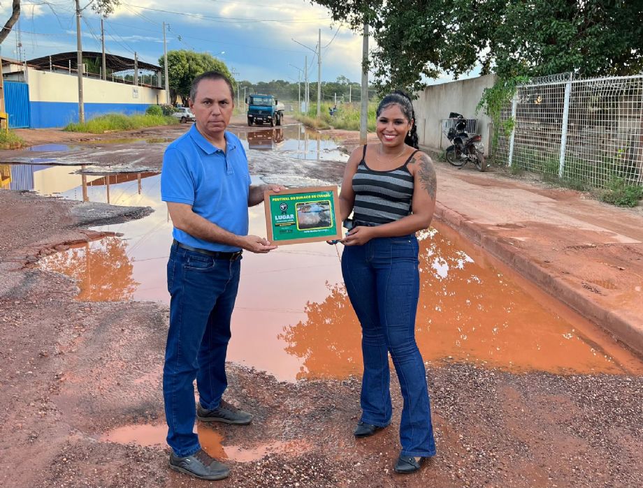 Vereador entrega prêmio do "1º Festival do Buraco de Cuiabá"