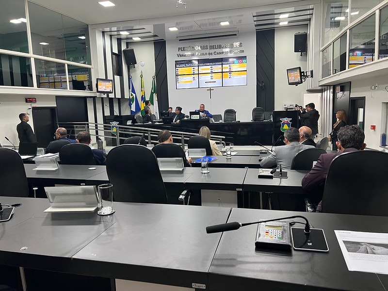 Vereadores pressionam investigação contra vereadora após denúncia de  suposta "rachadinha"