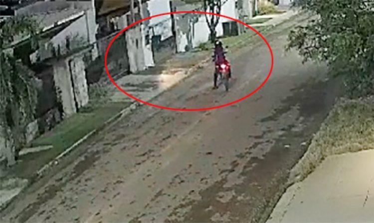 Vídeo mostra criminoso em moto metralhando residência de servidores do Indea em MT