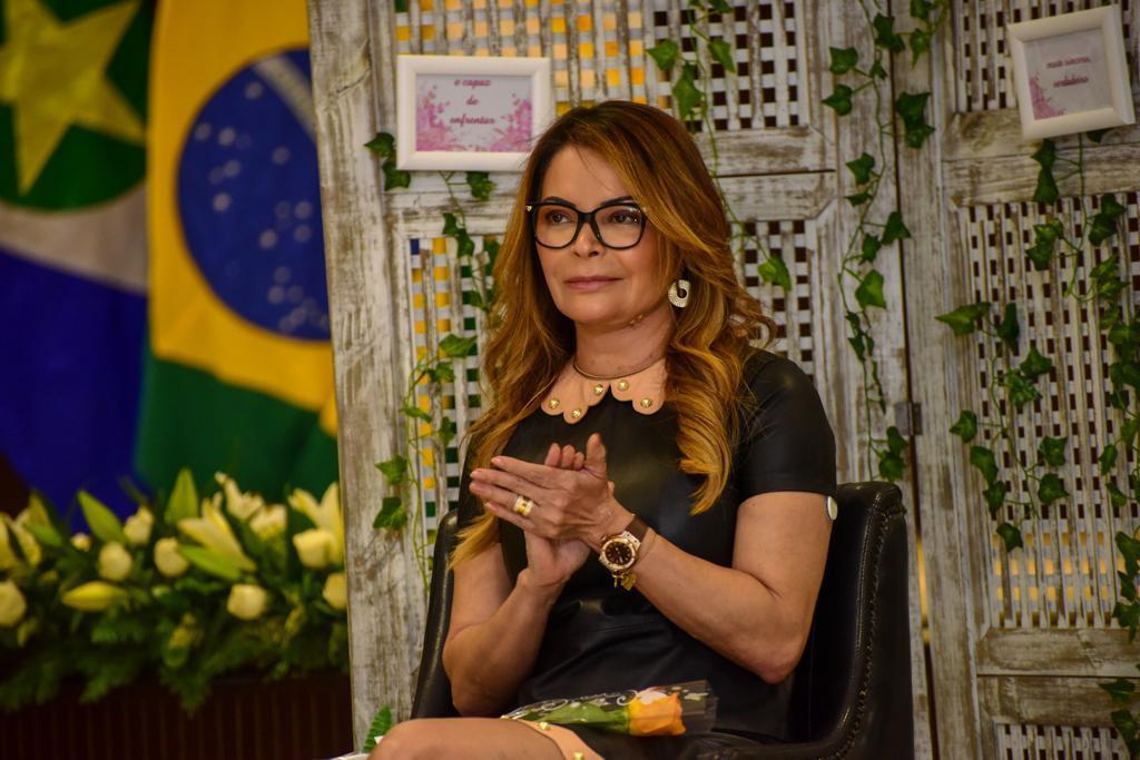 Virginia Mendes presta homenagem ao dia do repórter nas redes sociais