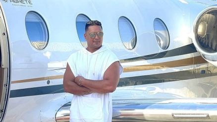 Xanddy Harmonia posa ao lado de jatinho e brinca: ‘Modelo 40+’