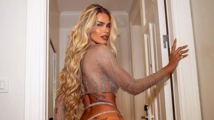 Yasmin Brunet posa de vestido brilhante e sem roupa íntima