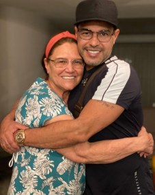 Zezé Di Camargo posa abraçado com a mãe